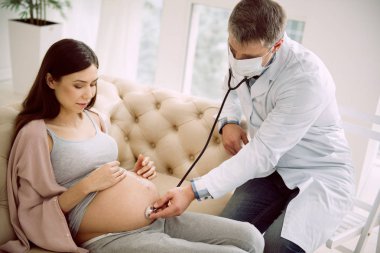 Akıllı güzel Doktor stetoskop kullanarak