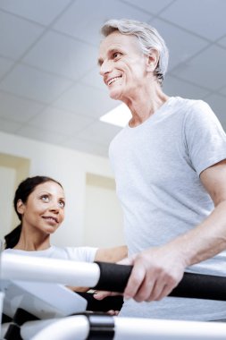 İyi bir spor salonunda olurken gülümseyen heyecan neşeli emekli