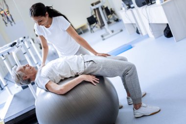 Sakin doktor hastasını bir fitball olurken dinlenmek için ikna