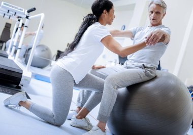 Düzenli egzersiz sırasında ciddi Engelli adam bakan konsantre