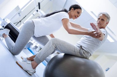 Yaşlı bir adam elinde yardım neşeli yetenekli eğitmen