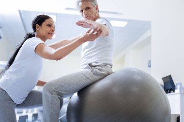 Yaşlı adam bir modern rehabilitasyon merkezinde gerekli yardım alma devre dışı.