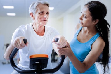 Sorumlu hastasını ilerleme isteyen özenli akıllı eğitmen