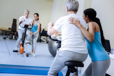 Sorumlu antrenör onu hasta bir egzersiz bisikleti ile yardım