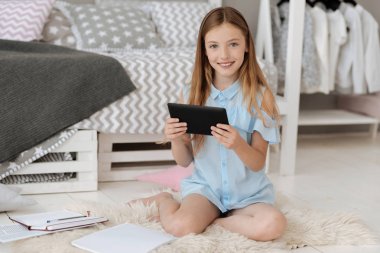 Mutlu genç tablet üzerinde oyun oynama