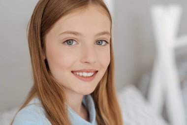 Güzel portresi çocuk kameraya poz