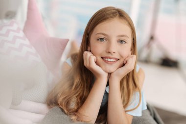 Çene her iki ellerini koyarak şaşırtıcı küçük sarışın