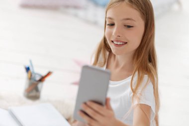 Küçük dişi poz süre yakın çekim