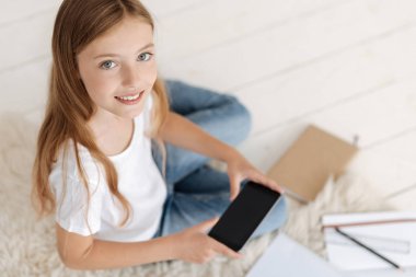 Güzel sarışın kamerada poz