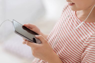 Modern teknolojiler. Kafa selam ve gülümsemek yüz wile şarkı seçimi tutmak olumlu kız