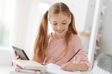 Olumlu memnun kız ev görevleri yapmak