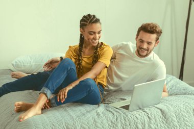 Birlikte laptop rahatlatıcı neşeli Uluslararası çift