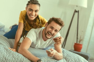 Komik çift birlikte fotoğraf çekerken gülüyor