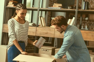 Seven genç çift bırakarak şeyler ambalaj