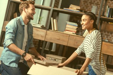 Heyecanlı çift kutusunda şeyler ambalaj süre gülüyor