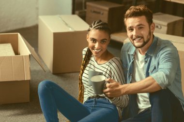 Rahat çift şeyler ambalaj sonra çay keyfi