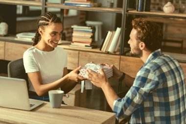Çok güzel iki yılını kutlayan süre hediyeler değiştirme