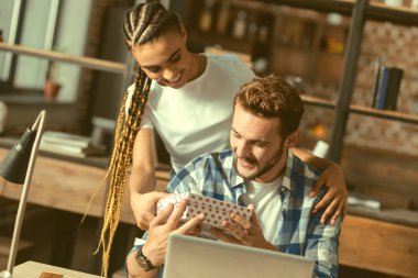 Ruh hediye ile şaşırtıcı düşünceli genç bayan