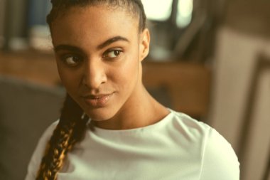 Hoş bir şey düşünüyorum güzel genç bayan