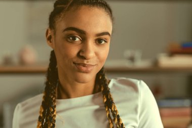 Dost görünümlü kız kameraya gülümseyen