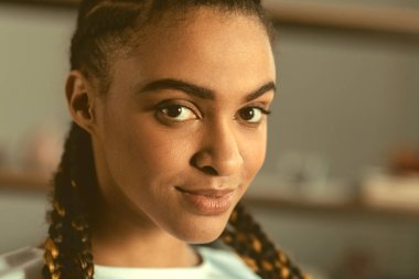 Örgüler ile oldukça genç bayan portresi kapatın