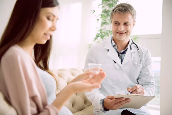 Gekonnter Arzt beobachtet Patientin — Stockfoto