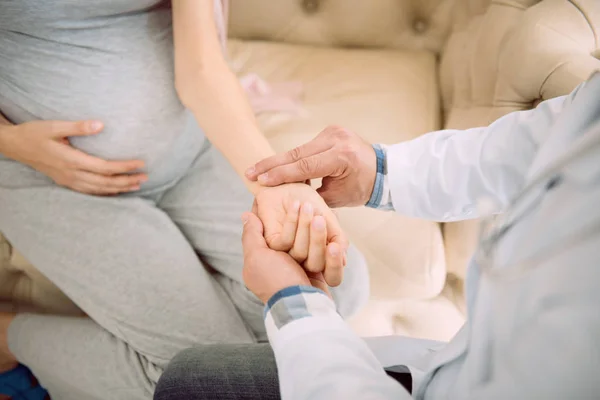 Гарна вагітна жінка дає руку на перевірку пульсу — стокове фото