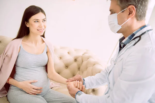 Madre Sana Alegre Mujer Embarazada Agradable Sonriendo Mirando Médico Mientras — Foto de Stock