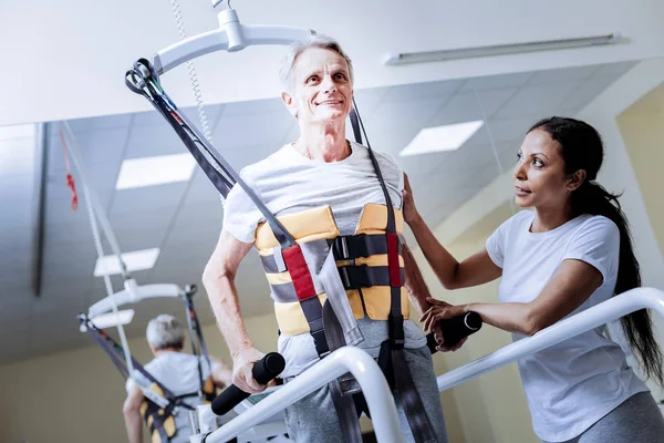 Duygusal bebek boomer bir rehabilitasyon vücut yelek giyen ve gülümseyen — Stok fotoğraf