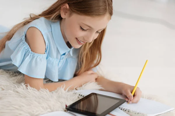 Chica segura comparando tarea en casa y clase —  Fotos de Stock