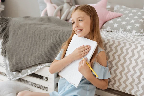 Blondes Mädchen umarmt ihr Werbebuch — Stockfoto