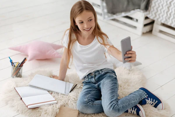 Gioioso adolescente in posa sulla fotocamera del telefono — Foto Stock