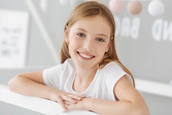 Retrato de menina encantada que olhando para a frente — Fotografia de Stock