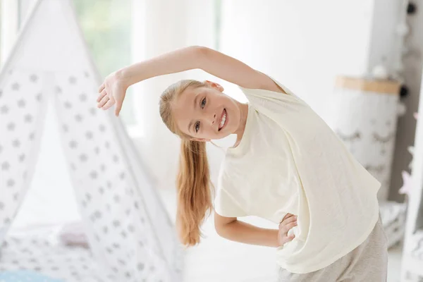 Ragazza felice che si estende la schiena — Foto Stock