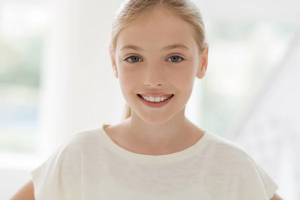 Retrato de menina bonita que sorrindo na câmera — Fotografia de Stock