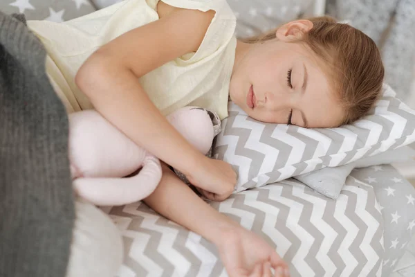 Fille fatiguée dormir dans son lit — Photo