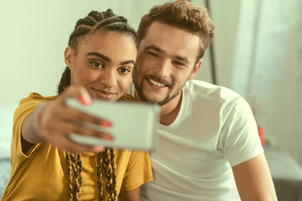 Dizer Queijo Foco Seletivo Namorada Namorado Sorrindo Enquanto Segurando Smartphone — Fotografia de Stock