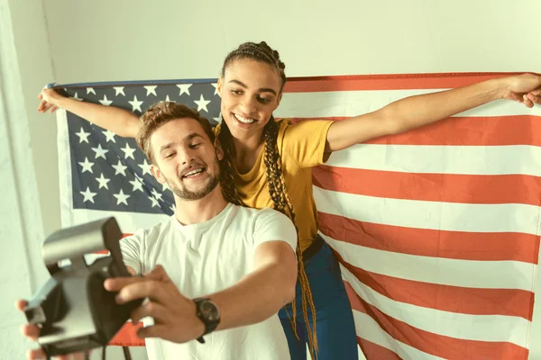 Roztomilý pár dohromady představují pro selfie — Stock fotografie