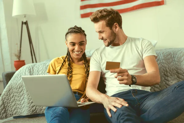 Glad flickvän och pojkvän diskuterar inköp för sitt nya hem — Stockfoto