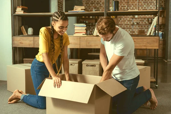 Excited young people packing for their new home — Stock Photo, Image