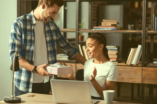 Mindful chico sorprendente novia con presente — Foto de Stock