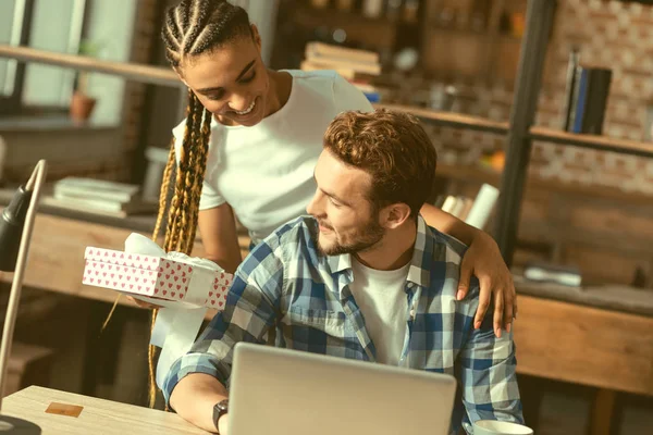 Mindful chica dando a su novio maravillosamente envuelto presente — Foto de Stock