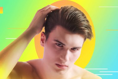 Saçları dokunmadan süre kendinden emin görünen ciddi adam