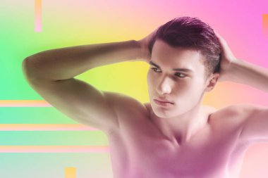 Genç adam bir jimnastik salonu ziyaret ederken ellerini başının arkasına koyarak