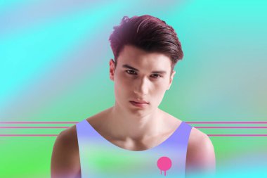 Genç adam onun elbiselerini bir leke fark sonra sinirleniyor