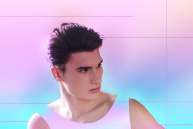 Yakışıklı blogger Yorumları okurken şaşırmış duygu