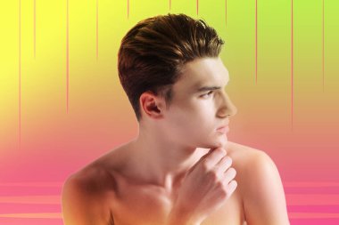 Sakin adam çenesine dokunuyor ve düşünceli sola arıyorsunuz