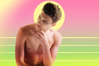 Yakışıklı adam sahilde yorgunluk Günbatımı keyfi