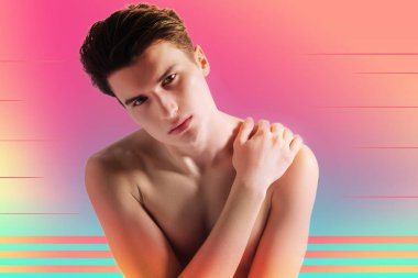 Genç adam onun omuz ve duygu soğuk dokunmadan