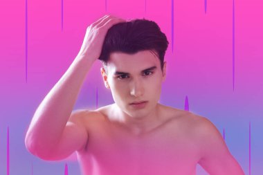 Hiçbir tişörtü giyen ve kafasını dokunmadan yakışıklı adam